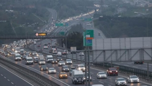 Akın akın gidiyorlar! Tam kapanmaya saatler kala İstanbul'da trafik yoğunluğu devam ediyor