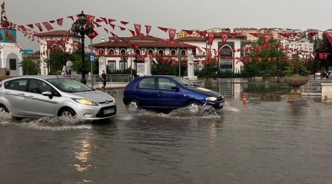 Ankara'da sağanak! Yollar suyla doldu, iş yerlerini su bastı, trafik durma noktasına geldi
