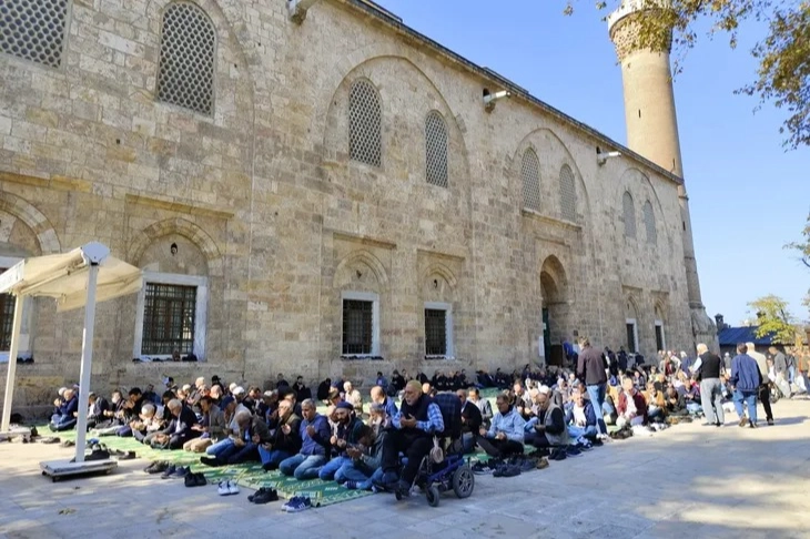 Bursalılar Ulucami'ye akın etti