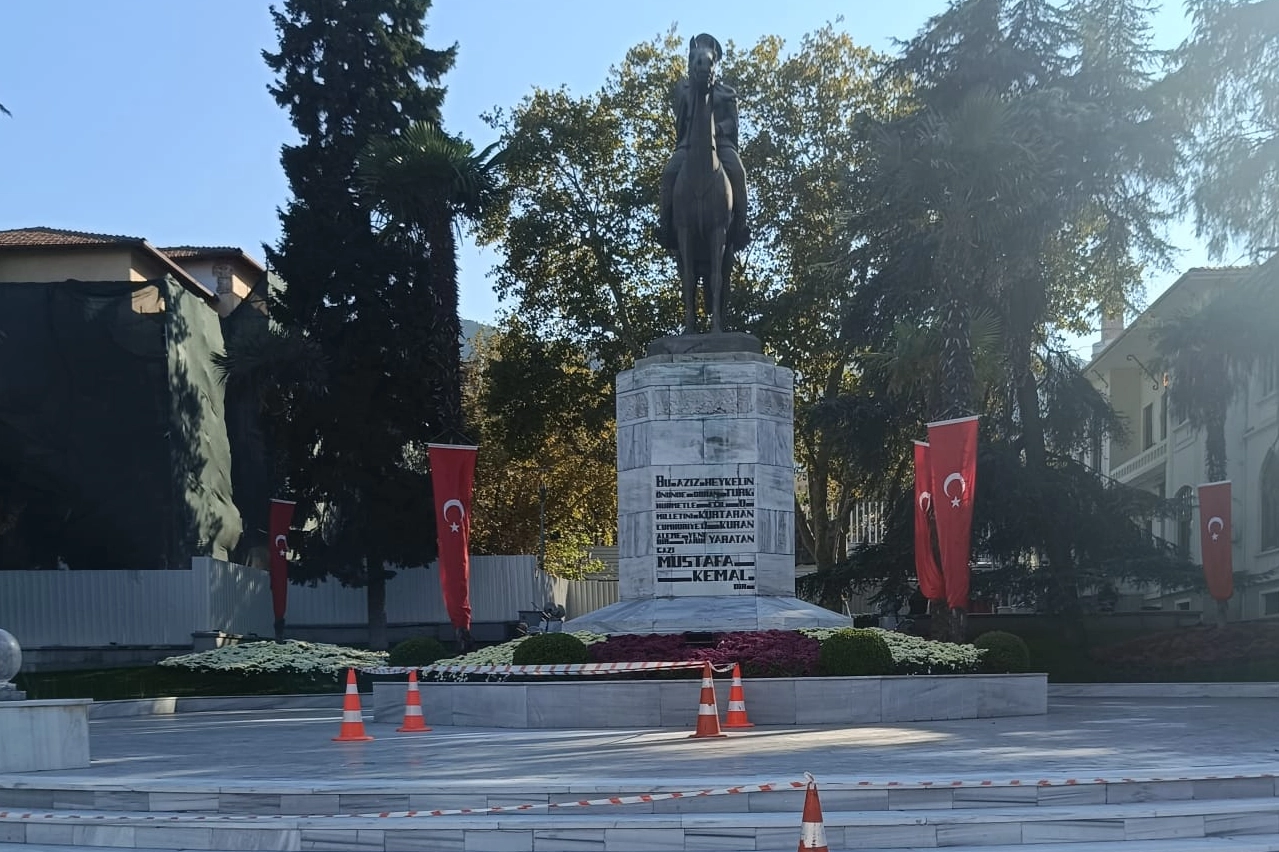 Büyükşehir'den Atatürk Anıtı'na bakım