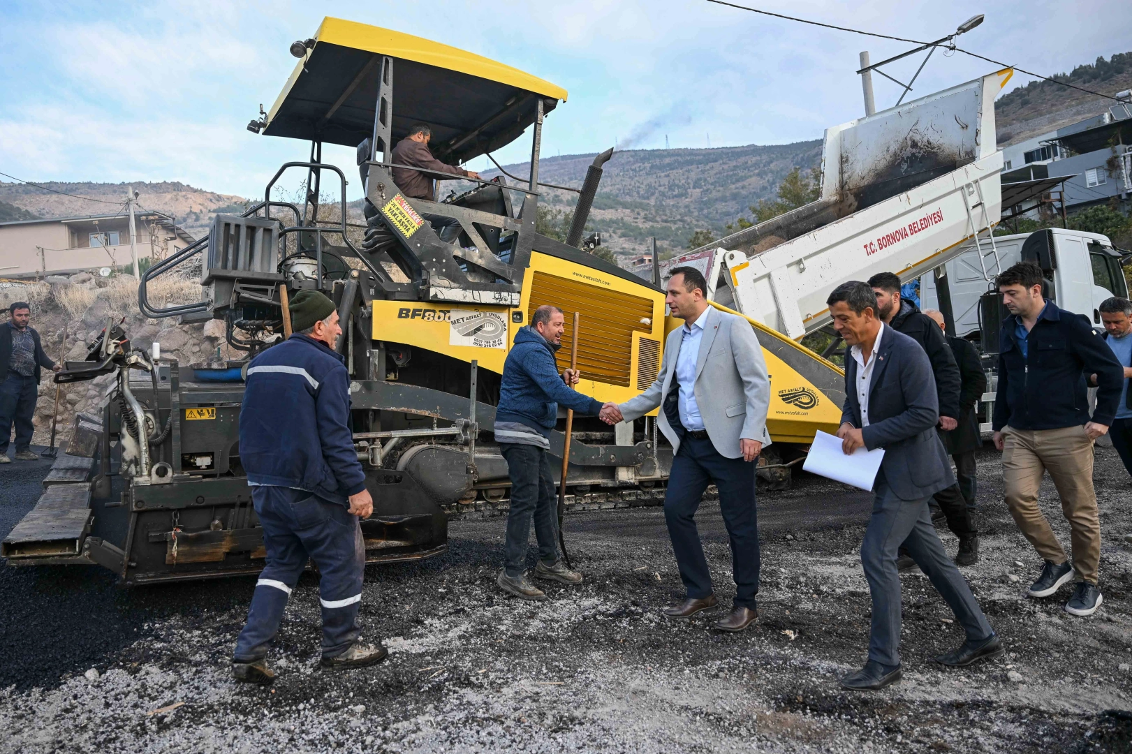 İzmir Bornova'da yol çalışmaları tam gaz