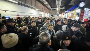 Mecidiyeköy ve Zincirlikuyu'da metro ve metrobüs duraklarında insan seli! Seferler 02.00'ye kadar uzatıldı