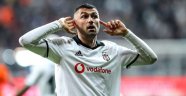 Burak Yılmaz duyurdu: Beşiktaş'tan depremzedelere 300 bin lira destek