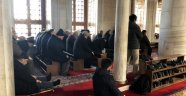 Camilerde tabure ve sandalye üzerinde namaz kılma devri kapandı