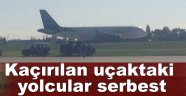 Kaçırılan uçaktaki yolcular serbest