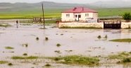 Kars'ta dolu yağdı, yol beyaza büründü