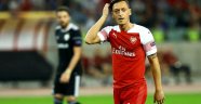 Mesut Özil'den evde kalanlara maç davetiyesi