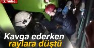 Metro istasyonunda kavga sırasında raylara düştü