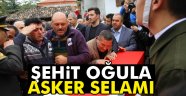 oğlunu asker selamı ile uğurladı