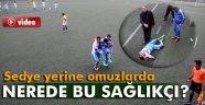 Sakatlanan futbolcu sahadan arkadaşlarının omuzunda çıktı