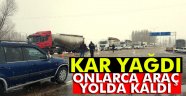 Sivas'ta kar onlarca aracı yolda bıraktı